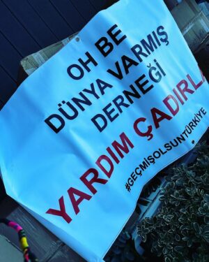 Doğa Rutkay Instagram - Tek bir çağrıyla , sosyal medyanın , takipçilerimizin nimetini gördüm bugün…
Esra! Beni seninle buluşturan tüm güzel insanlara teşekkürler!
Kısacık bir zamanda kapılarını açan @miskfloralcafe Hazal’ım! 
@hazalsenn sen olmasan eksik kalırdık!
Çağrıma çağrımıza hemen koşan sizler..
Bunca yıl birlikte yürüdüğümüz markalarımız…
Ne desem eksik kalacak.
Yutkunarak yazıyorum bunları inanın, kalbiniz hiç incinmesin.
Beni görünce sarılan, evden oyuncağını sarıp getirmiş güzel evlatlar, asıl ben sizi seviyorum.
içimizdeki insanlığa tutunduk bugün.
çünkü bizi yaşatacak tek şey bu.
sahip olmadığı halde vermeye çalışan insana tutunmaya çalışıyoruz.
başımıza gelen tüm kötülüklere karşı, insanın mayasındaki iyiye tutunmaya çalışıyoruz.
ve bugün işte tam da böyle bir gündü.
dualarımdasınız güzel insanlar…
milyonlarca şükran doluyum çağrımı duyanlara…
belki bu akşam ilk kez başımızı yastığa koyacağız.
sayenizde!
sayenizde!
Tırlarımız yola çıktı.
Allah yolunuzu açık etsin…
Varınca haber et Esra!
Bir nebze de olsa gülecek olan evlatlara sarıl…
Oh be dünya varmış demelerine sebep olan herkese teşekkürler.
@ohbedunyavarmisdernegi 
@1dunyaesra 
🙏🏼🙏🏼