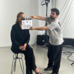 Doğa Rutkay Instagram - Bence daha çok takım elbise giymeliyiz kızlar😎 (klaketi tutan arkadaşımın instagram hesabını bilmiyorum buradan da sevgilerimi yolluyorum izinsiz seni de ortak ettim kareye ,hakkını helal et🥰) 🎬 @korayparlak çok teşekkürler💓