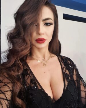Dolly Shaheen Instagram - Which #look is ur #favorite 🤔👀🤪
اي لوك بتفضلوا... من دون تحيز للبلدي 🤣🤣😜🤪
#يا_حبيبتي_يا_امي #الملكة #دولي_شاهين #دوللي #دولي #دوللي_شاهين #ننه_هو #افراح_و_زينة #حكاية_بنت #الحاجة_داعيالك 
#queen #dollyshahine #dolly #ninna_hoo #afrahwzina #hekayet_bent