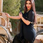 Dolly Shaheen Instagram - البلدي وبس......🖤🖤🖤🖤 #يا_حبيبتي_يا_امي #الملكة #دولي_شاهين #دوللي #دولي #دوللي_شاهين #ننه_هو #افراح_و_زينة #حكاية_بنت #الحاجة_داعيالك #queen #dollyshahine #dolly #ninna_hoo #afrahwzina #hekayet_bent