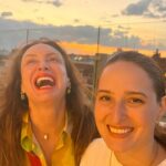 Dora Mazzone Instagram - ¡Los dientes también se ponen viejos! 😁 Con el paso del tiempo, los dientes se desgastan y no solo necesitan la atención médica adecuada para la salud interna del diente sinò tambien una salud estética.. o sea que la sonrisa se vea bella 😄 y puedas mostrar tu carcajada con comodidad verdad? El @drmaarten y @smilemporium junto a todo su equipo se encargan de eso! ¡Los recomiendo 100%! Tengo muchos con ellos cuidando mi salud dental y procurando la belleza en mi sonrisa. Ellos tienen todos los equipos de última generación y te explican pasado a paso todo lo que hacen con las carillas de porcelana para que la sonrisa definitivamente sea eterna! En el video te explico más o menos como es el tratamiento de las #carillasdeporcelana pero tú llama al consultorio y sinò sigue la cuenta para que averigües mucho más! #sonrisabymaarten #carillasdeporcelana #smileemporium #doramazzone