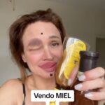 Dora Mazzone Instagram - Y también yo misma las envasé y las etiqueté… 🍯 están a la venta! #nuevoemprendimiento #mielpuradeabejas Un poco de broma para antes de dormir 😴 Sígueme en #TlKT0K para más ocurrencias divertidas! Te espero por allá 👉 📲 Feliz noche mi gente querida! Que tengan dulces sueños y descanso reparador… hasta mañana 😘😴🌙💤 #humor #sonrieantesdedormir #parati #doramazzone #rietecondora