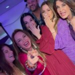 Dora Mazzone Instagram - Quiero un ángel necesito una ángel….👼🏻 ¿Quien más la canta con nosotras? Uno de los temas favoritos de los 80’-90’ de nuestra querida y admirada @kiara_true 🎤 quien por cierto estará como actriz invitada en el próximo capítulo de @lasdonasdelcafetal junto a otras queridas compañeras que serán las Sifrinas del Cafetal 😂😂😂 Próximo domingo 5 de Mayo por #simpleplus la tele para llevar! Regístrate ya en @simpletvve para que disfrutes de esta estupenda serie creada, escrita y dirigida por @luiscarloshueck el mismo de @papitamanitostonpelicula #comedia #humor #serie #lasdoñasselcafetal