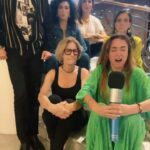 Dora Mazzone Instagram - Cuando son @kiara_true y @karinalavoz quienes deberían “dictarnos cátedra” y resulta que son las más “bochincheras” 😂😂😂😂😂😂 ¡Se lo perdonamos porque hoy es el cumpleaños de la verdadera reina de la noche! Un poco de broma para antes de dormir 😴 Gracias a los estupendos participantes que prestaron sus habilidades extraordinarias para este video divertido: @soyjulierestifo @soyjaviervidalpradas @ainoafotopro Feliz noche mi gente hermosa que tengan dulces sueños y descanso reparador… hasta mañana! 😘😴🌙💤 #lareinadelanoche #motzart #humor #sonrieantesdedormir #rietecondora