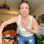 Dora Mazzone Instagram - Los glúte0s de las latinas 🆚 los glúte0s de las greengas… 🥹🥹🥹 Leo comentarios 👇🏻 Un poco de broma para antes de dormir 😴 Feliz noche mi gente querida que tengan dulces sueños y descanso reparador hasta mañana! 😴😘🌙💤 Sígueme en #TlKT0k para más entretenimiento, ocurrencias y diversión… Te espero por allá 📲 baja la app!. #Humor #sonrieAntesDeDormir #doraMazzone la voz del comediante venezolano @elgeorgeharris