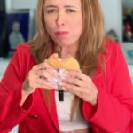 Dora Mazzone Instagram – ¿Ya probaste la Mega? 😵🤫

La Mega Burger de KFC viene con doble pollo, lechuga y mayonesa… Divina 🤤

Y el precio una locura… solo 3$ 😵

Como para comerse 2 🤩

@kfcvzla
Siempre Original