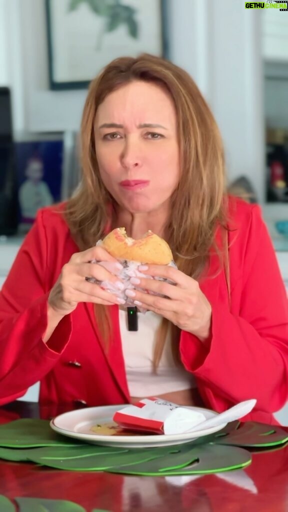 Dora Mazzone Instagram - ¿Ya probaste la Mega? 😵🤫 La Mega Burger de KFC viene con doble pollo, lechuga y mayonesa... Divina 🤤 Y el precio una locura... solo 3$ 😵 Como para comerse 2 🤩 @kfcvzla Siempre Original