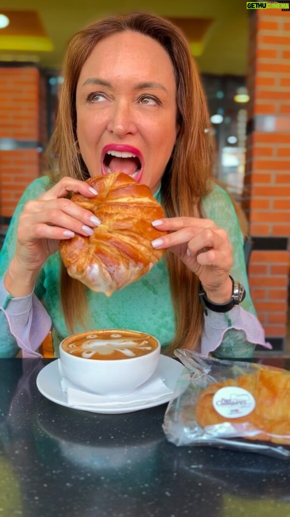 Dora Mazzone Instagram - Cada quien tiene su estilo 😜 ¿Ustedes también se lo comen así? 🥐☕ Cómanselo como quieran en @pancumbres en el CC Cumbres de Curumo Caracas.