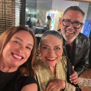 Dora Mazzone Instagram - ¡Noche de parranda, música y copas! 
🤩🌙🍾 🎤🎼
Cuentos, anécdotas, cantos, música, chupe, pasapalos, brindis  y pare Ud de contar….
Un cuatro, una guitarra, unas maracas..un tango, un bolero, joropo y a celebrar … salud! 🥂 

Gracias a la invitación de los queridos @lagata2557 y @raymondpalmero coordinado por nuestro @danielespinozamanager 
🫶
Maravillosa reunión de cantos e inspiración! Brindis y admiracion! Amor del bueno… lo demás lo bendice Dios!

Qué rico ver y escuchar a nuestra querida @soledadbravooficial @kiara_true @eduardor.cuatro @mdestevez1 y @hugocarregal .. cantar. 
Ofrecernos un concierto en privé totalmente inspirados y en su elemento! 👏🏻👏🏻👏🏻👏🏻 bravo! Que privilegio! Nuestros artistas!

Gracias por esta noche mágica llena de cuentos, anécdotas y cantos! @alexandrabraunoficial @mariantoduque @danialvarado323 @carmenjuliaalvarez @adriandelgadotv @martinhahn_1 @eparonell @carlosmedina @manuelfraizgrijalba @andresmosillo 

Deslicen para que vean la celebración “in crescendo” 😂😂😂

En la última foto… me borré 😂😂😂