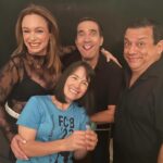 Dora Mazzone Instagram - ¿Encuentra qué tienen en común esta secuencia de fotos?…. 📸 Los leemos 👇 Lo único que les puedo decir es que por mi casa: Zuassssss se fue la luz 💡… (Pista) 😂😂😂😂😂😂😂 ¡Muy pronto buenas noticias con este gentío que está aquí! #humor #venezuela #arte #cultura #entretenimineto #cine
