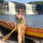 Dora Mazzone Instagram – Cada vez que te conozco más me enamoro más de ti… 🇻🇪
Me perdonan el spam pero tengo tanto material que se me va a pasar de moda en la galería de fotos 🌿🐒🌴🦜🐸 #canaima

1. El Salto El Hacha frente a la Isla Anatoly (se forma una playita en sequía de lo más rica y privadita… malo?)

2. Vista al Salto desde la curiara.. (el agua es color Pepsi y no hay ni caimanes ni pirañas pero si corrientes fuertes…)

3. Ella es una princesa indígena.. habla español y pemón y tiene el cabello más brillante que he visto.. pocas veces usa shampoo, se lava el cabello en la laguna.

4. Yo posando.. viviría aquí! #kanaimö

5. Cuál #maniñayerichana en #kanaimö 🌿

6. Con mi gordo que no me lo quita nadie diría @mimilazod .. y en la cava mi Polar Pilsen 🍻 

7. Metiendo la barriga para la foto! Mi falda es de @dibronze.ve 

8. A lo lejos los majestuosos Tepuyes ⛰️ 

9. En una de las cabañas de @wakawena uffffff al natural y orgánica!

10.Con mi amigo Rodrigo… estaba antes en @aramerulodge y me tomò fotos! Habla pemón y español

Vengan a conocer este paraíso! Venir a @wakawena es del más allá!! 

#doramazzone #venezuela 🇻🇪🦜