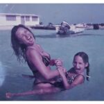 Dora Mazzone Instagram - Momentos únicos e irrepetibles en donde se evidencia el amor y el deseo de perpetuar la felicidad…… ❤️ #tbt Y por supuesto en donde se evidencia mi deseo de ser una niña eterna… Hoy en día Graziella no solo es una mujer bella en todo el sentido de la palabra sino que me sorprende por su inteligencia, su nobleza y su madurez. Es un ser que te arropa. Que te invita a refugiarte y a mirar desde su asombrosa capacidad para escribir, lo inmenso y maravilloso de la vida! Te amo @graziellamazzone nos vemos pronto!! #juevesdevueltaatráseneltiempo #tbt #madreehija #novoyamadurarnunca