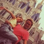 Dora Mazzone Instagram - Momentos únicos e irrepetibles en donde se evidencia el amor y el deseo de perpetuar la felicidad…… ❤️ #tbt Y por supuesto en donde se evidencia mi deseo de ser una niña eterna… Hoy en día Graziella no solo es una mujer bella en todo el sentido de la palabra sino que me sorprende por su inteligencia, su nobleza y su madurez. Es un ser que te arropa. Que te invita a refugiarte y a mirar desde su asombrosa capacidad para escribir, lo inmenso y maravilloso de la vida! Te amo @graziellamazzone nos vemos pronto!! #juevesdevueltaatráseneltiempo #tbt #madreehija #novoyamadurarnunca
