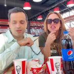 Dora Mazzone Instagram - Cuando me acuerdo de algo que Él me hizo y soy tóxica… ¿No les pasa? 🤣🤣 #cachetadadetelenovela Pero me doy cuenta que me trajo a KFC y se me pasa… 😮‍💨 Las cosas que me vienen a la mente cuando estamos en KFC 😜 @kfcvzla