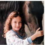 Dora Mazzone Instagram - Momentos únicos e irrepetibles en donde se evidencia el amor y el deseo de perpetuar la felicidad…… ❤️ #tbt Y por supuesto en donde se evidencia mi deseo de ser una niña eterna… Hoy en día Graziella no solo es una mujer bella en todo el sentido de la palabra sino que me sorprende por su inteligencia, su nobleza y su madurez. Es un ser que te arropa. Que te invita a refugiarte y a mirar desde su asombrosa capacidad para escribir, lo inmenso y maravilloso de la vida! Te amo @graziellamazzone nos vemos pronto!! #juevesdevueltaatráseneltiempo #tbt #madreehija #novoyamadurarnunca
