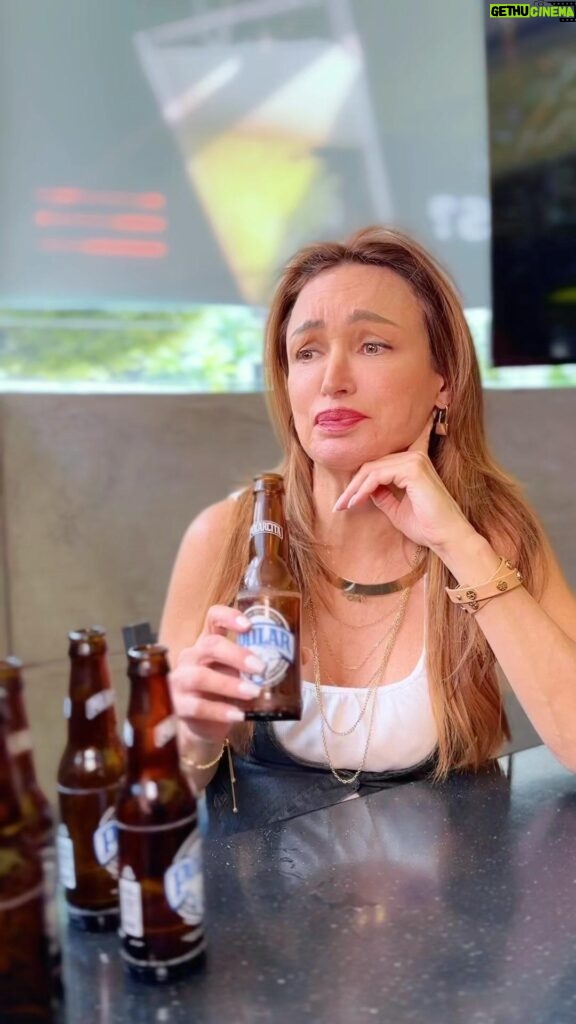 Dora Mazzone Instagram - ¿Qué título le pondrías a este video? 👇🏼 Empiezo yo: Esperando a que las licorerías acepten crédito. 🤣 Los leo... lúzcanse 😂 @lagranparadachinos @jonathanbuznego