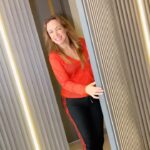 Dora Mazzone Instagram - Las puertas de mi nuevo apartamento son una belleza pero las puertas ocultas son lo máximo… 🚪 😂😂😂😂 ¡Nadie sabe que allí está el cuarto! La última tendencia en puertas de interiores del hogar, son las puertas ocultas! Le dan ese toque de misterio, belleza y diseño a los espacios de la casa que me encantan! Mi gente de @lussoporte_ te las hace! Sigue la cuenta para que te enteres de más! #puertas #lussoporte #tendencia #puertasocultas