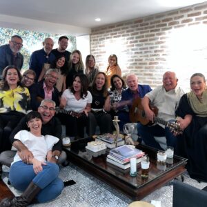 Dora Mazzone Instagram - ¡Noche de parranda, música y copas! 
🤩🌙🍾 🎤🎼
Cuentos, anécdotas, cantos, música, chupe, pasapalos, brindis  y pare Ud de contar….
Un cuatro, una guitarra, unas maracas..un tango, un bolero, joropo y a celebrar … salud! 🥂 

Gracias a la invitación de los queridos @lagata2557 y @raymondpalmero coordinado por nuestro @danielespinozamanager 
🫶
Maravillosa reunión de cantos e inspiración! Brindis y admiracion! Amor del bueno… lo demás lo bendice Dios!

Qué rico ver y escuchar a nuestra querida @soledadbravooficial @kiara_true @eduardor.cuatro @mdestevez1 y @hugocarregal .. cantar. 
Ofrecernos un concierto en privé totalmente inspirados y en su elemento! 👏🏻👏🏻👏🏻👏🏻 bravo! Que privilegio! Nuestros artistas!

Gracias por esta noche mágica llena de cuentos, anécdotas y cantos! @alexandrabraunoficial @mariantoduque @danialvarado323 @carmenjuliaalvarez @adriandelgadotv @martinhahn_1 @eparonell @carlosmedina @manuelfraizgrijalba @andresmosillo 

Deslicen para que vean la celebración “in crescendo” 😂😂😂

En la última foto… me borré 😂😂😂