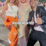 Dora Mazzone Instagram - Cortesía: @jonathanbuznego ¿Cerramos las publicaciones o quieren más? MOMENTO: Encuentro con KarolG Todos somos @karolg Los leo 👀 Video: @jonathanbuznego #Equipo #DoraMazzone #Concierto #Momentos #Musica #KarolG #Monumental #Venezuela