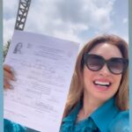 Dora Mazzone Instagram - Lista para abordar esta nueva aventura 👩‍🎓 Son casi 40 años de carrera en teatro, cine y TV … hacer la tesis para lograr mi título universitario al parecer, será un paseo.. Sin embargo hay reglas y normas que debo repasar nuevamente para poder hacer la tesis correctamente tal y como lo exige la Facultad de Humanidades y Educación.. Yo todo esto ya lo olvidé y es por eso que estoy acompañada de estos 2 ángeles que son quienes me han estado “empujando” desde el día 1. La doctora @mirnapalma14 y la licenciada Magister en recursos Humanos @elizapalma77 Ellas me ayudaron a tomar la decisión y me han ilusionado a tal punto que ya me imagino recibiendo mi título en el Aula Magna de la @ucvzla 👩‍🎓🇻🇪🎬🎭 ¿Me ayudan a escoger el tema de la tesis? Respondan la encuesta: Tema de tesis