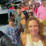 Dora Mazzone Instagram - PARTE II ¿Quién sale igualit@ como llego? @karolg MOMENTOS: Fotos con el público Mi cabello Nos tocó caminar Agradecida con sus palabras y fotos ¿Quieren ver los momentos o escucharla? Para PARTE II Los leo 👀 Video: @somosaldanagroup #Equipo #DoraMazzone #Concierto #Momentos #Musica #KarolG #Monumental #Venezuela