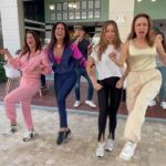 Dora Mazzone Instagram - ¿Motivos para celebrar? 🥳 Todos.. primero la salud y la amistad y luego el exitoso cierre de 1a temporada de LAS DOÑAS DEL CAFETAL @lasdonasdelcafetal por #simpleplus Además del cumpleaños de nuestro querido director @luiscarloshueck 🎂 quien nos confirmó la 2da, 3era, 4ta… y un largo etcétera de más temporadas de la serie!!! Yesssss!!! Si aún no has visto a estas Doñas en la serie… suscríbete ya a @simpletvve y baja la app #simpleplus para que puedas disfrutar de 6 episodios de la primera temporada! No pararás de reír 😂😂😂😂 #lasdoñasdelcafetal Gracias a nuestros amigos de @antoninopizzeria por acompañarnos en la celebración!! 🍕 Feliz viernes de cuerpo sabio 💃🏻 y si no tienes plan en mente, vente con tu familia a disfrutar de una deliciosa pizza napoletana contemporánea!! Viva Italia 🇮🇹 viva la tarántula!! #mammamia #amangiarelapizza #doñasdelcafetal #cumpleañosdeluiscarlos #viernes