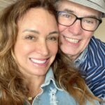 Dora Mazzone Instagram - Hoy cumple años nuestro querido @soyjaviervidalpradas ❤️ 🎉 🥳 Dramturgo, actor, director teatral, de cine y afines… en lo personal uno de mis intelectuales favoritos en Venezuela y el mundo… con él aprendo siempre de todo y me divierto horrores con su humor inteligente y sarcástico. Vayan y me lo felicitan y le desean muuuuchos años más de Salud, Abundancia y Amor junto a su hermosa familia que tanto amo! 😀 Pd: Sorpresaaaaaa!!! Estamos montando nuevamente una obra de teatro 🎭 y él está en la batuta! Les contaremos más! Feliz cumpleaños Javier! 🥂 te amo ❤️ #salud #cumpleañosjavier #23deabril