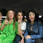 Dora Mazzone Instagram - En la ultima foto estamos casi normales… 😂😂😂😂 Nada mejor que disfrutar entre amigos de una noche de copas, anécdotas, salsa de salchicha siciliana, antología teatral y un tiktok! #diversidad #pluralidad #versatilidad ¿Qué les parece este grupete?