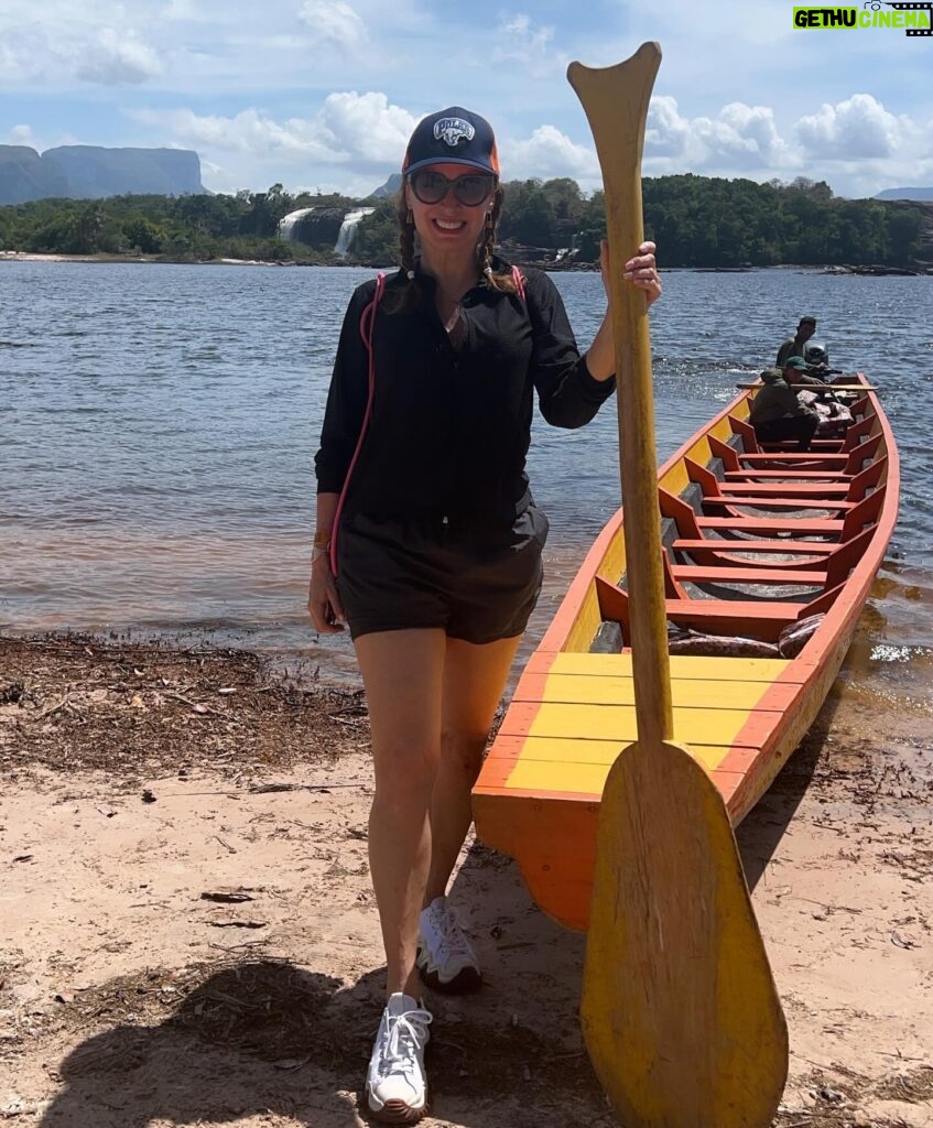 Dora Mazzone Instagram - Cada vez que te conozco más me enamoro más de ti… 🇻🇪 Me perdonan el spam pero tengo tanto material que se me va a pasar de moda en la galería de fotos 🌿🐒🌴🦜🐸 #canaima 1. El Salto El Hacha frente a la Isla Anatoly (se forma una playita en sequía de lo más rica y privadita… malo?) 2. Vista al Salto desde la curiara.. (el agua es color Pepsi y no hay ni caimanes ni pirañas pero si corrientes fuertes…) 3. Ella es una princesa indígena.. habla español y pemón y tiene el cabello más brillante que he visto.. pocas veces usa shampoo, se lava el cabello en la laguna. 4. Yo posando.. viviría aquí! #kanaimö 5. Cuál #maniñayerichana en #kanaimö 🌿 6. Con mi gordo que no me lo quita nadie diría @mimilazod .. y en la cava mi Polar Pilsen 🍻 7. Metiendo la barriga para la foto! Mi falda es de @dibronze.ve 8. A lo lejos los majestuosos Tepuyes ⛰️ 9. En una de las cabañas de @wakawena uffffff al natural y orgánica! 10.Con mi amigo Rodrigo… estaba antes en @aramerulodge y me tomò fotos! Habla pemón y español Vengan a conocer este paraíso! Venir a @wakawena es del más allá!! #doramazzone #venezuela 🇻🇪🦜