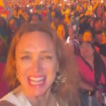 Dora Mazzone Instagram - La sorpresa de la noche en el concierto de @karolg 🎬 Ella siempre sorprende al público con unos invitados espectaculares y amados por toda Venezuela! @servandoprimera @servandoyflorentino @florentinoprimera 👏🏻👏🏻👏🏻👏🏻👏🏻👏🏻 Tremendo concierto! No pudimos hacer live porque NO había señal! Lamentablemte NO había señal! Pero les estaremos mostrando más del concierto en mis historias! Excelente concierto! Bravo!!!