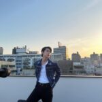 Doyoung Instagram - 저의 청춘과 청춘 속 가득한 포말들을 응원해 준 분들께 다시 한번 감사합니다. 청춘의 포말은 영원히 음악으로 가득 차게 여러분 곁에 있을 거예요. 반딧불이는 여름밤이 오면 더 반짝이기에 반짝임을 맘껏 즐겨주세요.