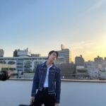 Doyoung Instagram - 저의 청춘과 청춘 속 가득한 포말들을 응원해 준 분들께 다시 한번 감사합니다. 청춘의 포말은 영원히 음악으로 가득 차게 여러분 곁에 있을 거예요. 반딧불이는 여름밤이 오면 더 반짝이기에 반짝임을 맘껏 즐겨주세요.