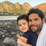 Dudu Azevedo Instagram - Converso muito com meu filho, não subestimo jamais sua inteligência. Pelo contrário, aposto nele e sempre sou correspondido. Gosto de contar minhas histórias, sobre os lugares, as pessoas… ele entende muita coisa, guarda na memória, pergunta, expõe opiniões… Essa relação é revolucionária e só vivendo pra saber. Melhor investimento a se fazer na vida, investir nesse amor.
