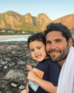 Dudu Azevedo Instagram - Converso muito com meu filho, não subestimo jamais sua inteligência. Pelo contrário, aposto nele e sempre sou correspondido. Gosto de contar minhas histórias, sobre os lugares, as pessoas… ele entende muita coisa, guarda na memória, pergunta, expõe opiniões… Essa relação é revolucionária e só vivendo pra saber. Melhor investimento a se fazer na vida, investir nesse amor.
