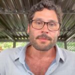 Dudu Azevedo Instagram - Gostaria de usar meu espaço e minha audiência para trazer informações importantes sobre as enchentes no Rio Grande do Sul. Vidas que se foram, pessoas desabrigadas, crianças perdidas, casas submersas, animais em situação de perigo… Famílias perderam tudo. Eu e minha equipe pesquisamos e fizemos um compilado de contatos que ao nosso ver, merecem nossa confiança e apoio nesse momento. São eles: DOAÇÕES EM DINHEIRO: Maria Augusta Vargas, empreendedora gaúcha que está capitaneando a compra de água, mantimentos, colchões, itens de higiene e o envio para o Rio Grande do Sul. Ela faz a prestação de contas de todos os valores doados/comprados. Pix: mguta.01@gmail.com - Instagram: @gutam Vakinha, maior plataforma de vaquinhas on line do Brasil cuja sede é em Porto Alegre. Sempre que há tragédias nacionais ele se mobilizam e foram um dos primeiros a começar o movimento de doações para o Sul. Também prestam contas acerca dos valores arrecadados e da sua destinação. Pix: enchentes@vakinha.com.br - Instagram: @vakinha CRIANÇAS DESAPARECIDAS: Perfil criado por iniciativa do povo gaúcho para famílias encontrarem suas crianças perdidas durante as enchentes. Instagram: @achamossuacrianca RESGATE DE ANIMAIS: Deise Falci, ativista da causa animal e especialista em resgates, está trabalhando ativamente no resgate de animais em locais de difícil acesso. Instagram: @deisefalci Pix: deisefalci@gmail.com INTERNATIONAL DONATIONS: Vakinha, the largest online crowdfunding platform in Brazil, headquartered in Porto Alegre, Rio Grande do Sul. Instagram: @vakinha Link: https://linktr.ee/vakinha By following this link, you can make donations in dollars, euros, or pounds. Vakinha is a reputable institution committed to providing donors with transparent reporting on the allocation of funds raised. INFORMAÇÕES UNIFICADAS E ATUALIZADAS SOBRE ABRIGOS, DOAÇÕES E RESGATES: Site criado por iniciativa do estudante Victor Arnt, do Rio Grande do Sul onde ele consolidou no link bento.me/ajudars os locais que estão precisando de voluntários, números úteis, formas de solicitar resgate e outras informações pertinentes para o momento.