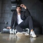 Dudu Azevedo Instagram - Novembro começou com um dia nublado, cinza, chuva fina, vida real, vida normal. Cedo cedo levantamos, rapidamente as responsabilidades , os afazeres, as decisões a serem tomadas se apresentaram, como acontece praticamente todo dia. Olho pro meu filho e entendo como eh bom ser criança…! E entre as maravilhas de ser adulto, apesar dos enormes desafios diários, adoro assistir a infância do meu filho. Tudo tem seu tempo. E por isso a melhor hora é agora. Pra não chorar de saudade do passado nem perder tempo no anseio pelo que ainda vem.