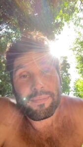 Dudu Azevedo Instagram - A vida já não é moleza, temos que lidar com toda a complexidade do que acontece no mundo, os caminhos por onde caminha a humanidade. A primeira vitória a ser conquistada é sobre nós mesmos. É preciso estar o mais inteiro possível pra enfrentar o que se apresenta pra nós em nossas vidas e pra isso é preciso vencer as próprias limitações, os próprios fantasmas. Respeito minha intuição, ela vem acompanhada de um discernimento e também de algum amadurecimento, fruto de uma busca constante. O pouco que eu sei da vida é sobre a minha própria, e cada palavra escrita ou dita aqui fala apenas sobre mim mesmo. A boca fala do que está cheio o coração. Sou mais um cheio de manias e quem disser que não as tem pode estar mentindo, mas quem sou eu pra dizer…? Nos meus rituais diários procuro vencer os maus hábitos, manter os bons e adquirir outros melhores ainda ou tão bons quanto os que eu ja tenho. Esse é o meu começo de semana, e o seu, como está?