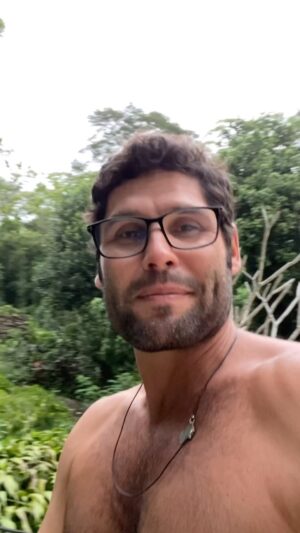 Dudu Azevedo Instagram - A maior fortuna que eu acredito que podemos conquistar à partir dos pontos básicos da vida, que penso ser a saúde e a liberdade, é a qualidade do tempo que eu vivo.
À medida que nos conhecemos melhor, automaticamente passamos a fazer escolhas com mais habilidade, mais sabedoria. Nessas escolhas estão impressas as nossas formas de sentir, de pensar, de julgar o bom e o ruim, o certo e o errado, o melhor e o pior.
Nossos juízos de valor determinam muito nos critérios das escolhas que fazemos.
Entendo o tempo como um dos nossos maiores patrimônios. Não sabemos exatamente quanto tempo ainda temos.
Penso que a qualidade do tempo, com quem e como vou passar meu tempo, são os números da minha equação da vida.
Quem destina seu tempo às coisas e pessoas que trazem felicidade e satisfação caminha na direção que eu acredito.
As palavras e os sentimentos se propagam no universo, no espaço e no tempo. Procuro sentir o bem, falar o bem e lançar adiante aquilo que acredito ser na direção da luz.
Mas essa conversa eu vou deixar pra uma próxima reflexão a ser compartilhada.
Boa semana!