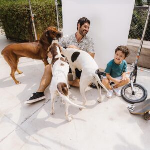 Dudu Azevedo Instagram - Memórias.
Paginas da nossa história.
Todo canto aqui em casa  tem a gente.
Incrível como os cachorros que eu tive me lembram momentos únicos. 
Dias inesquecíveis com meu pai, mãe, irmãos em cada casa, em cada fase da minha vida.
O pé de carambola, o pé de tamarindo, a primeira vez que eu experimentei cada fruta dessa.
Pinha/Fruta do Conde, Jaboticaba, Jamelão, Jambo, Pitanga…
Flamengo(bairro), Atafona, Araruama, Piratininga…
Aterro do Flamengo nos fins de semana, os escritórios que meu pai trabalhou, na Lapa, em Botafogo… Pizza da La Veronese de Ipanema, Feira Hippie com a minha mãe…
Tenho tantas, mas tantas lembranças com meus pais… 
Criar memórias com meu filho, pequenas historias, momentos simples e únicos, tudo isso virou uma especie de deleite, de prazer imenso nos meus dias com ele.
Bike, skate, instrumentos, cachorros, pé descalço, mergulho no mar, na piscina, picolé, assistir Parapentes e asas delta voando e descendo na praia…
Eu sabia que seria maravilhoso, mas não pensava que fosse tanto!
E só melhora!!