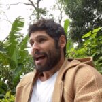 Dudu Azevedo Instagram - Já escrevi e compartilhei muitas e muitas vezes pensamentos muito parecidos com essas palavras, que vêm de um texto que eu li outro dia compartilhado por um amigo. A verdade é que elas me representam, falam de vários momentos da minha vida e certamente falam à respeito de muita gente. Somos quem somos muito à partir das nossas escolhas. A forma como vivemos com o que a vida nos apresenta, falo dos desafios, das dores, das perdas, das dificuldades… é o fardo ou o aprendizado que escolhemos carregar ou levar de lição. Não é uma ciência exata, uma técnica. Mas sim, algo a ser desenvolvido em nós. Digo, essa capacidade de evoluir sem perder o desejo e a alegria de viver a vida, seguir em frente. Vivemos altos e baixos, ninguém está livre. Como viveremos isso?