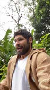 Dudu Azevedo Instagram - Já escrevi e compartilhei muitas e muitas vezes pensamentos muito parecidos com essas palavras, que vêm de um texto que eu li outro dia compartilhado por um amigo. A verdade é que elas me representam, falam de vários momentos da minha vida e certamente falam à respeito de muita gente. Somos quem somos muito à partir das nossas escolhas. A forma como vivemos com o que a vida nos apresenta, falo dos desafios, das dores, das perdas, das dificuldades… é o fardo ou o aprendizado que escolhemos carregar ou levar de lição. Não é uma ciência exata, uma técnica. Mas sim, algo a ser desenvolvido em nós. Digo, essa capacidade de evoluir sem perder o desejo e a alegria de viver a vida, seguir em frente. Vivemos altos e baixos, ninguém está livre. Como viveremos isso?