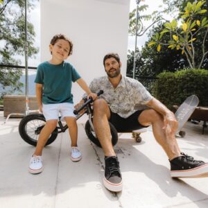 Dudu Azevedo Instagram - Memórias.
Paginas da nossa história.
Todo canto aqui em casa  tem a gente.
Incrível como os cachorros que eu tive me lembram momentos únicos. 
Dias inesquecíveis com meu pai, mãe, irmãos em cada casa, em cada fase da minha vida.
O pé de carambola, o pé de tamarindo, a primeira vez que eu experimentei cada fruta dessa.
Pinha/Fruta do Conde, Jaboticaba, Jamelão, Jambo, Pitanga…
Flamengo(bairro), Atafona, Araruama, Piratininga…
Aterro do Flamengo nos fins de semana, os escritórios que meu pai trabalhou, na Lapa, em Botafogo… Pizza da La Veronese de Ipanema, Feira Hippie com a minha mãe…
Tenho tantas, mas tantas lembranças com meus pais… 
Criar memórias com meu filho, pequenas historias, momentos simples e únicos, tudo isso virou uma especie de deleite, de prazer imenso nos meus dias com ele.
Bike, skate, instrumentos, cachorros, pé descalço, mergulho no mar, na piscina, picolé, assistir Parapentes e asas delta voando e descendo na praia…
Eu sabia que seria maravilhoso, mas não pensava que fosse tanto!
E só melhora!!
