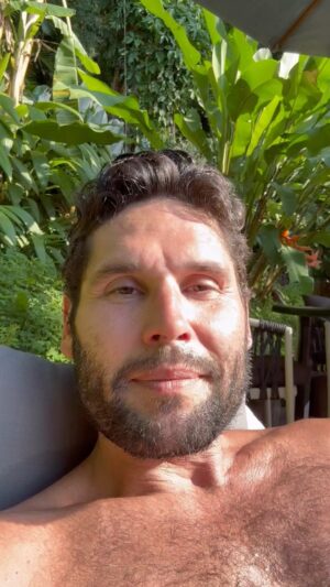 Dudu Azevedo Instagram - Inspirado pelos pássaros, com quem divido morada.
Os vejo, os ouço todos os dias, que sorte!

Nem todo canto é de alegria, mas todo vôo é de liberdade.

Mario Quintana