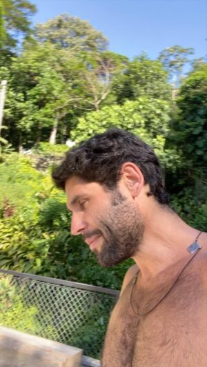 Dudu Azevedo Instagram - Eu sou pai e essa é a maior e mais importante responsabilidade da minha vida. Meu filho é fruto da minha historia, construída, desejada e vivida com sua mãe. Ele não escolheu nem nasceu capaz de fazer qualquer coisa por ele mesmo. Responsabilidade inteiramente nossa.
Cuidar, amar, ser o melhor que eu puder ser pra ele é o mínimo que eu posso fazer. O mínimo!

Falei aqui tem pouco tempo, e falo sempre sobre isso, que é impossível cuidar de alguém, ajudar alguém, proporcionar o bem  sem estar bem.
Somente de pé podemos ajudar alguém a se levantar.
Por isso é muito importante estar atento e cuidar de si mesmo, pra então estar em condição de oferecer o melhor pra alguém.

Palavras baseadas no depoimento do médico húngaro-canadense Gabor Maté.
