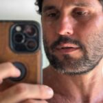 Dudu Azevedo Instagram - Na imensidão que é estar vivo, o primeiro passo antes de qualquer coisa, de querer, de desejar, de pretender, de idealizar… É agradecer. Vivemos em um país com muitos países dentro, muitas realidades, muitas diferenças. Muitos sofrimentos e muitos privilégios também. A empatia é todo dia. A solidariedade, a fraternidade, a civilidade são ativos fundamentais pra uma comunidade saudável. Do calmo e festivo Rio de Janeiro quero desejar aos meus irmãos gaúchos dias melhores, paz, acolhimento e tudo de melhor que possa ser feito pelo povo que está sofrendo com a tragédia que se abate sobre o estado. De Norte a Sul, que possamos ser irmãos brasileiros diante de todos os percalços e das alegrias também. Vosso choro é meu e em breve espero sorrir com vocês novamente. Toda a minha solidariedade ao povo do Rio Grande do Sul. Deixei nos meus stories um Código QR para as doações.
