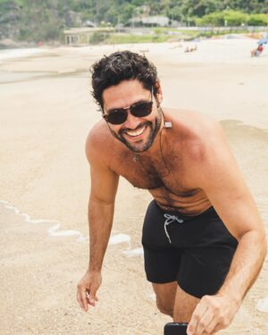 Dudu Azevedo Instagram - Tirar um pouco do tempo pra fazer coisas que fazem bem pra cabeça, pro corpo e pra alma.
Todo mundo tá na correria, mas é fundamental esse autocuidado.
Tem que ir a luta, tem que trabalhar, pagar as contas, cumprir com as responsabilidades, mas tem que saber também o que descomprime, o que traz satisfação, alegrias simples, pequenos, médios e grandes prazeres.
Produz, se diverte e descansa. Não precisa ser todo dia, não tem regra, mas pode ser meta.
A felicidade é uma ferramenta poderosa! 

Fotos do Teo
@teocurysimoes