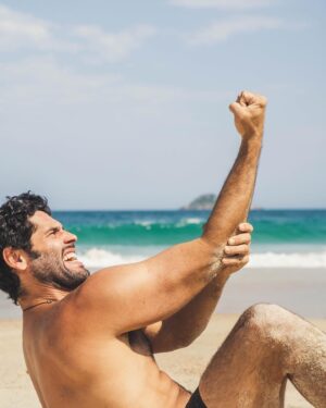 Dudu Azevedo Instagram - Tirar um pouco do tempo pra fazer coisas que fazem bem pra cabeça, pro corpo e pra alma.
Todo mundo tá na correria, mas é fundamental esse autocuidado.
Tem que ir a luta, tem que trabalhar, pagar as contas, cumprir com as responsabilidades, mas tem que saber também o que descomprime, o que traz satisfação, alegrias simples, pequenos, médios e grandes prazeres.
Produz, se diverte e descansa. Não precisa ser todo dia, não tem regra, mas pode ser meta.
A felicidade é uma ferramenta poderosa! 

Fotos do Teo
@teocurysimoes