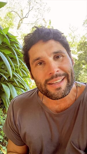 Dudu Azevedo Instagram - Quando eu penso em que tipo de mensagem eu quero passar adiante não consigo não pensar em que tipo de mensagem eu gostaria de ouvir.

A transformação que a gente deseja só acontece acompanhada de movimento.
É preciso desprendimento, coragem, começar de novo se for preciso.
É necessário mudar a atitude, o pensamento, os mecanismos de sempre e estar disponível para o novo, flexível para as novas práticas e aprendizados.
A autocrítica é necessária, precisamos mesmo apurar nossos filtros e ser responsáveis, mas não podemos jamais ter medo de realizar. 
Não devemos nos abandonar à margem de nós mesmos, esperando por algo que nunca cairá do céu.
A vida é o que acontece entre agora e depois.