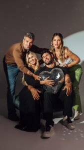 Dudu Azevedo Instagram - EITA QUE O SURUBAUM TÁ ON! ❤️‍🔥 Juntamos esses dois maravilhosos @loracarola e @duduazevedo pra falar de tudo que vcs possam imaginar! Inclusive tiveram altas revelações 👀😂 Vem ver no link da bio! Não esqueça que toda terça, às 19h, temos um encontro marcado no @gioh_oficial! #Surubaum #canalgioh #giohnoyoutube