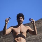 Dudu Azevedo Instagram - As vezes é isolado que a gente encontra as melhores conexões. Na medida certa a solitude será bem vinda. Muito barulho em volta, muita opinião, muita informação pode afastar as respostas. Não é viver imerso em solidão, mas saber a hora de estar só e se sentir bem com isso.